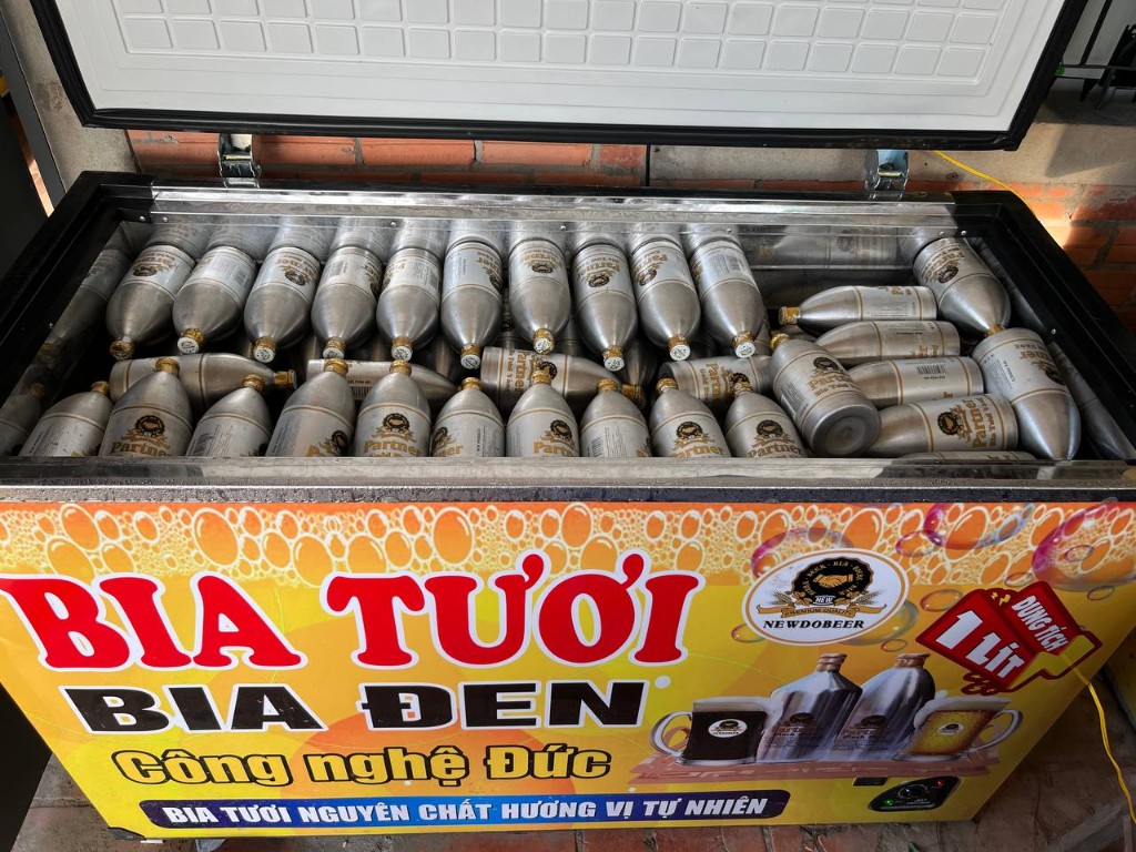 Tủ trưng bia tươi bia đen 1 lít tại điểm bán